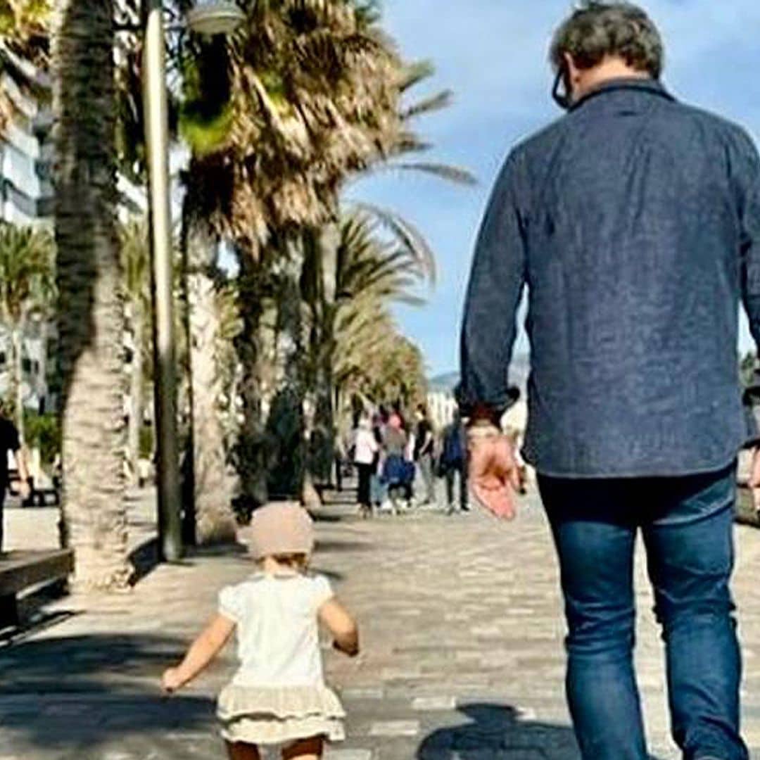 ¡Cómo ha crecido! Miki Nadal disfruta de los primeros paseos con su hija Galatea, de un añito