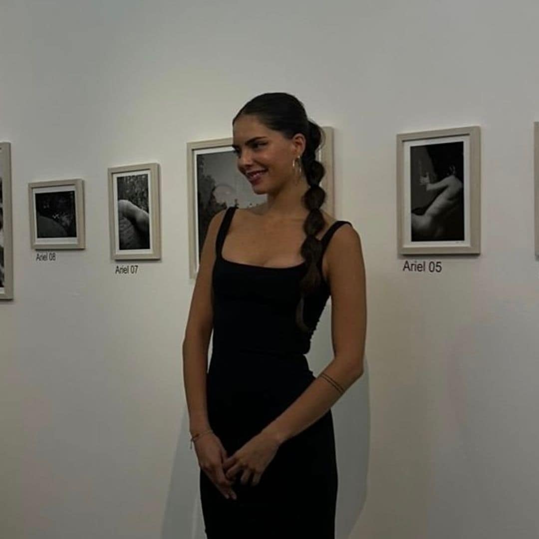 María, hija de Mariana Levy, reaparece feliz y enamorada, en el lanzamiento de su nueva exposición