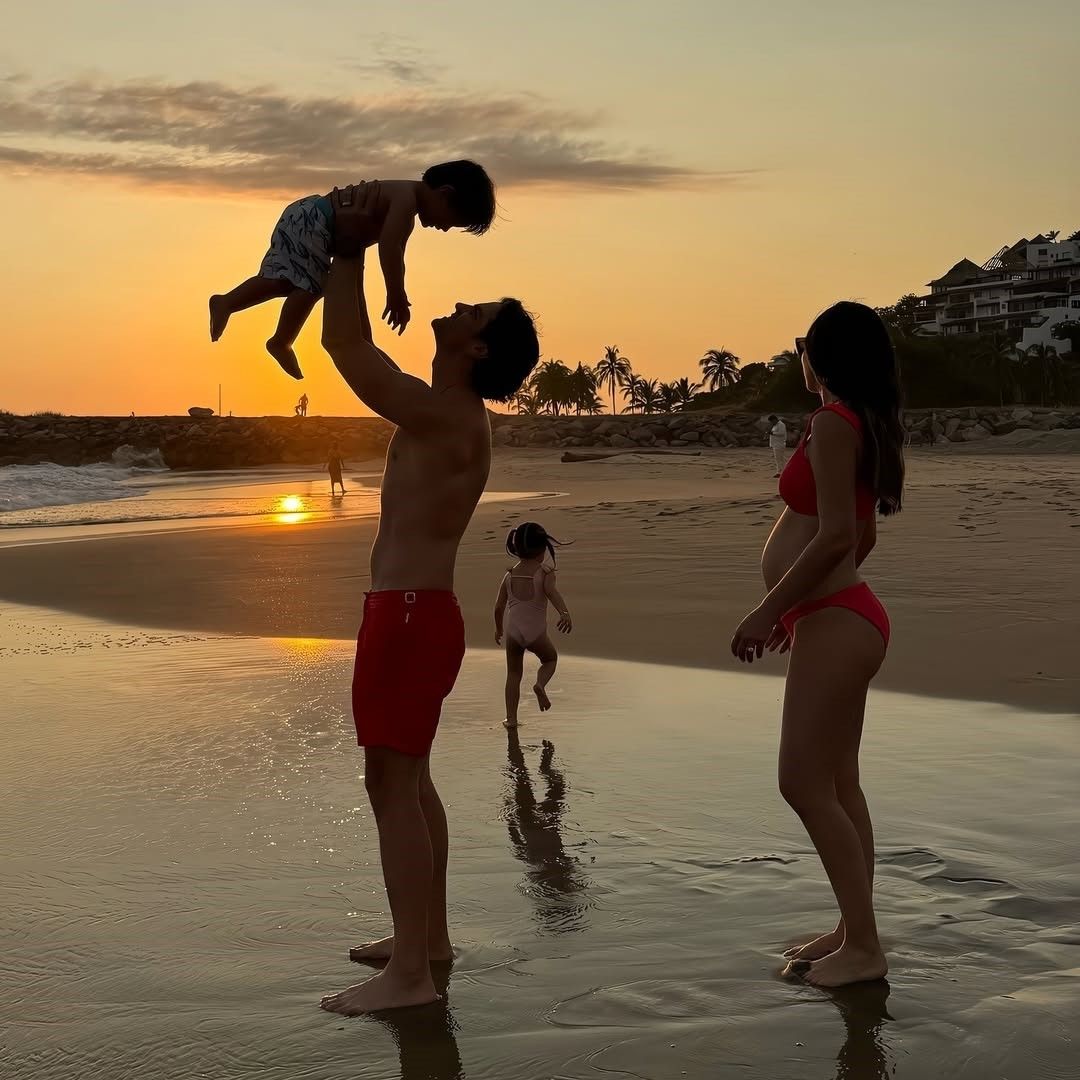 Desde la playa y presumiendo su 'baby bump', Ximena Navarrete celebra 9 años de amor con Juan Carlos Valladares