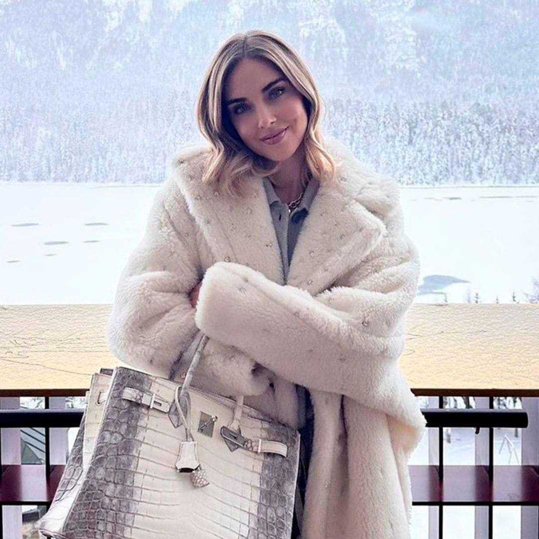 Chiara Ferragni combina el bolso más caro del mundo con un mono de lana en la montañas de Suiza