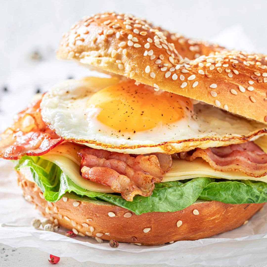 Bagel de queso, bacon y huevo a la plancha