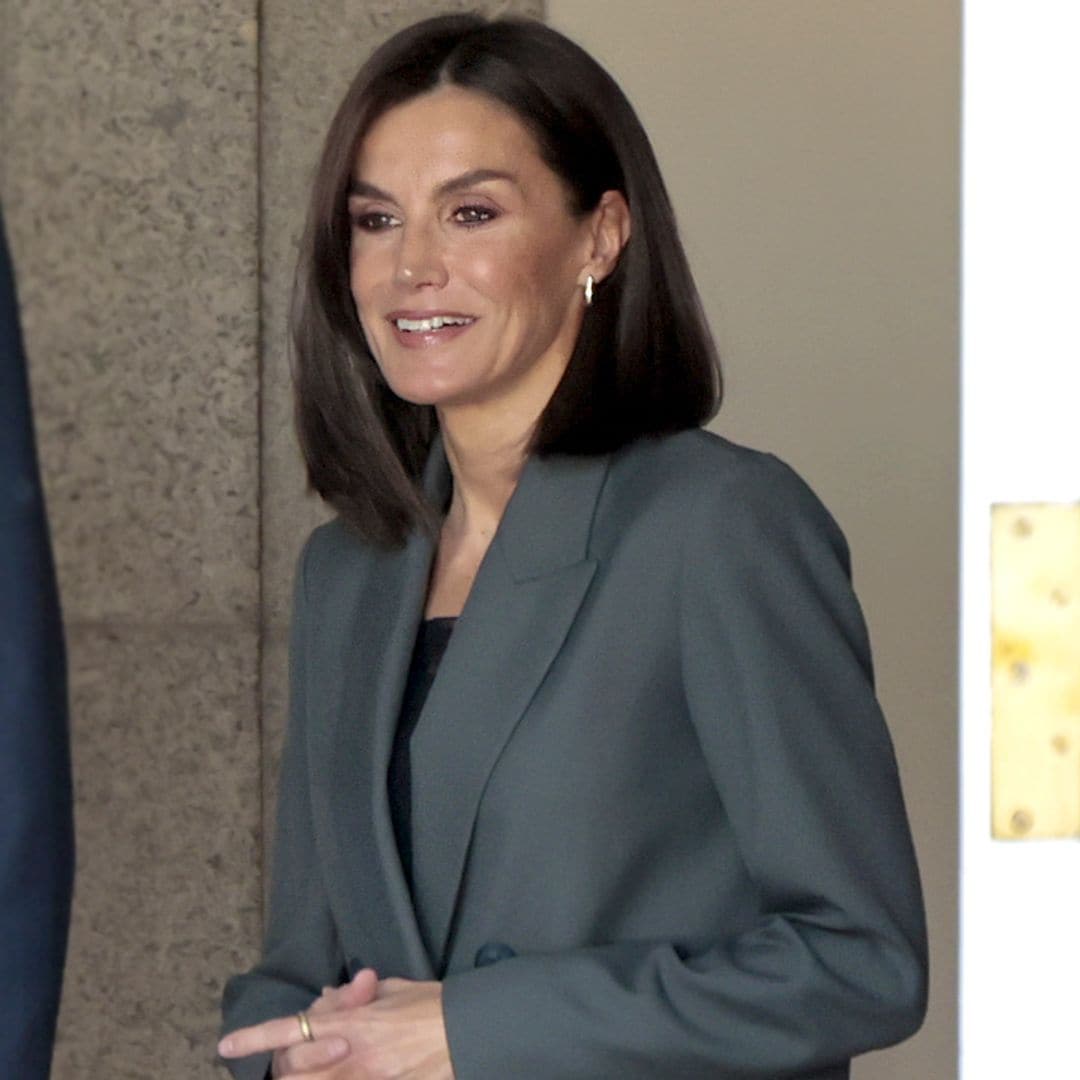 La reina Letizia acompaña su nueva imagen con un traje sastre de corte clásico y top lencero