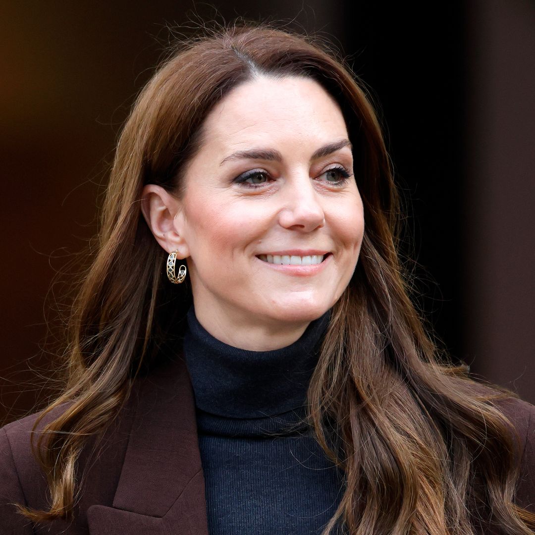 Copia el estilo de Kate Middleton y la reina Letizia con los pendientes de aro que conectan sus looks