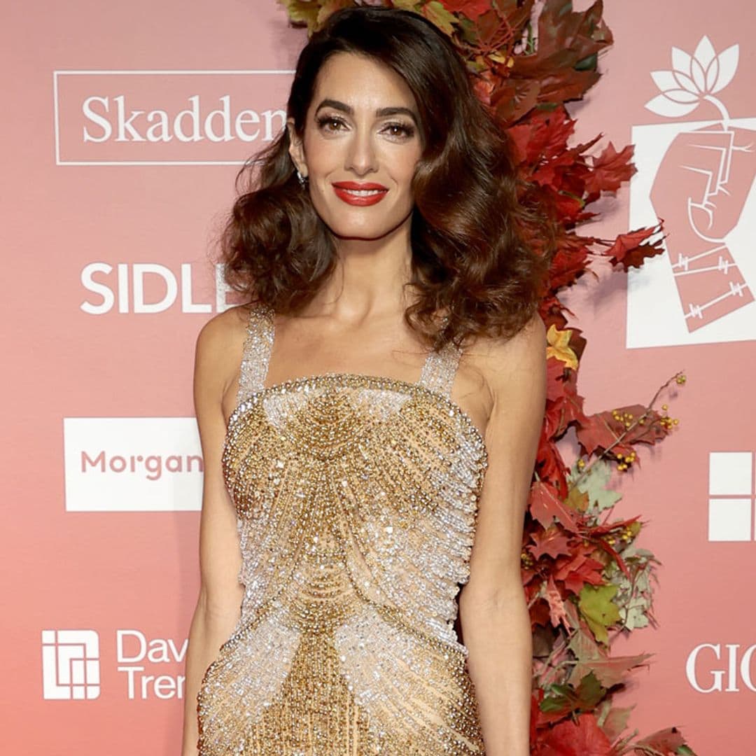 Amal Clooney deslumbra con el vestido 'chandelier' que exigió mil horas de elaboración