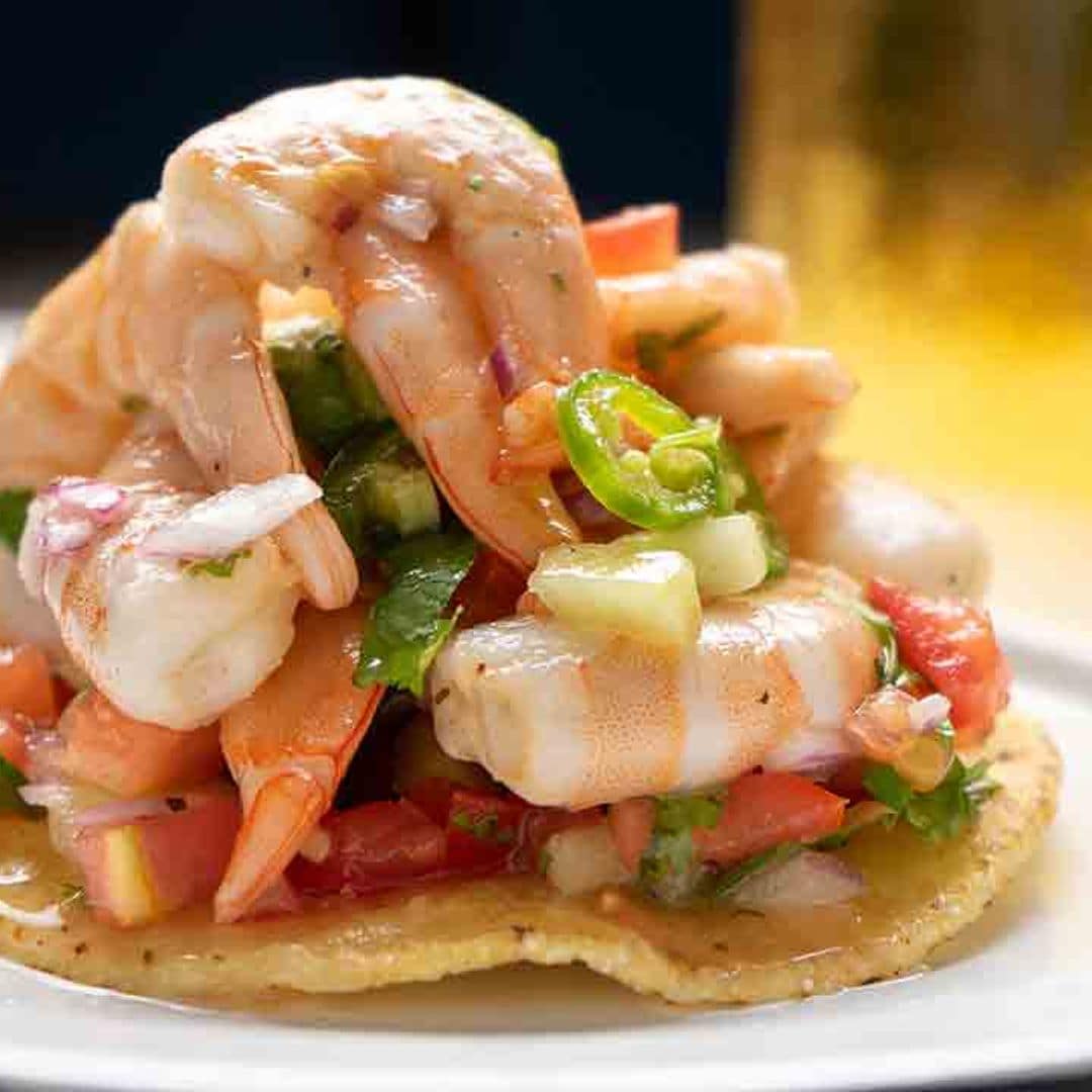 Tostada mexicana con ceviche de gambas