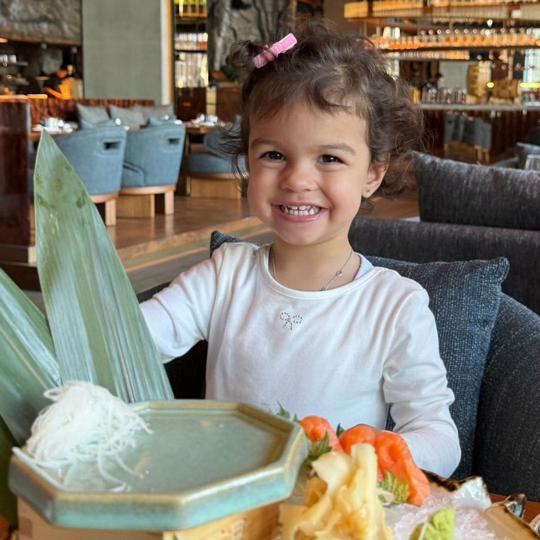 Bella Esmeralda, hija de Cristiano y Georgina, ya come sushi con palillos, ¡y solo tiene 2 años!