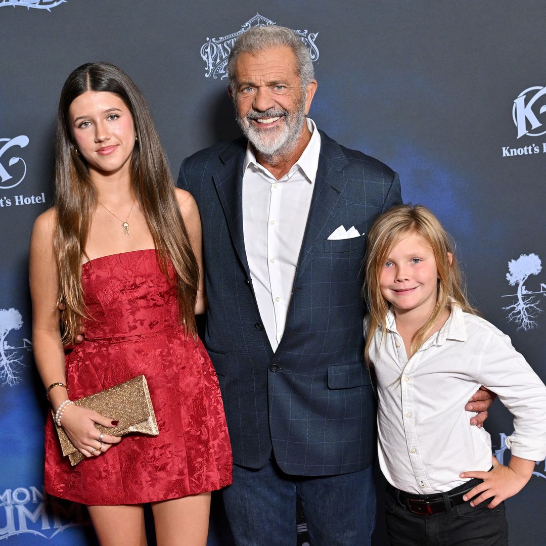 Dos de los nueve hijos de Mel Gibson posan por primera vez en la alfombra roja