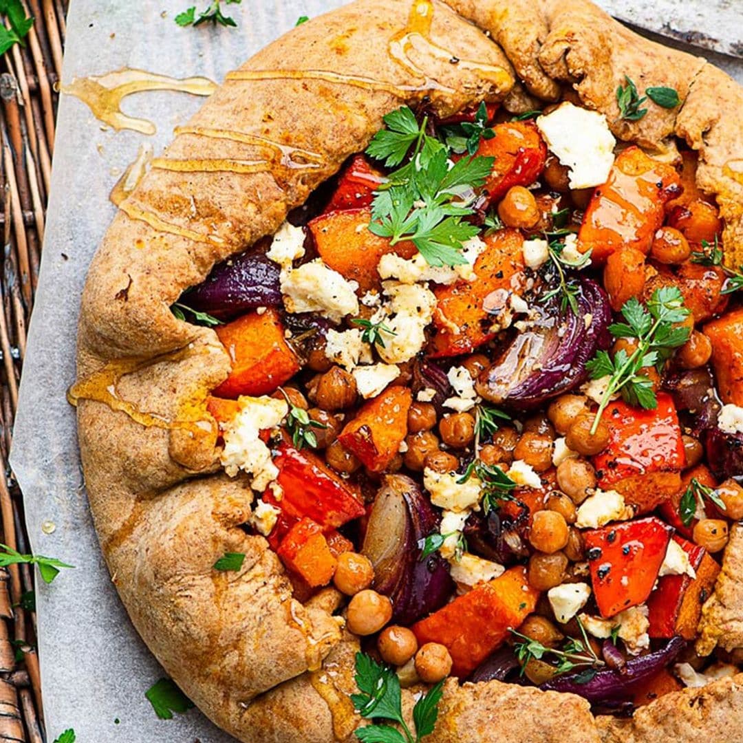 Tarta de calabaza con queso de cabra, garbanzos y cebolla morada