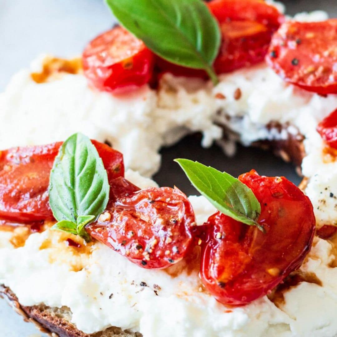 'Bagel' con queso y tomates cherry confitados