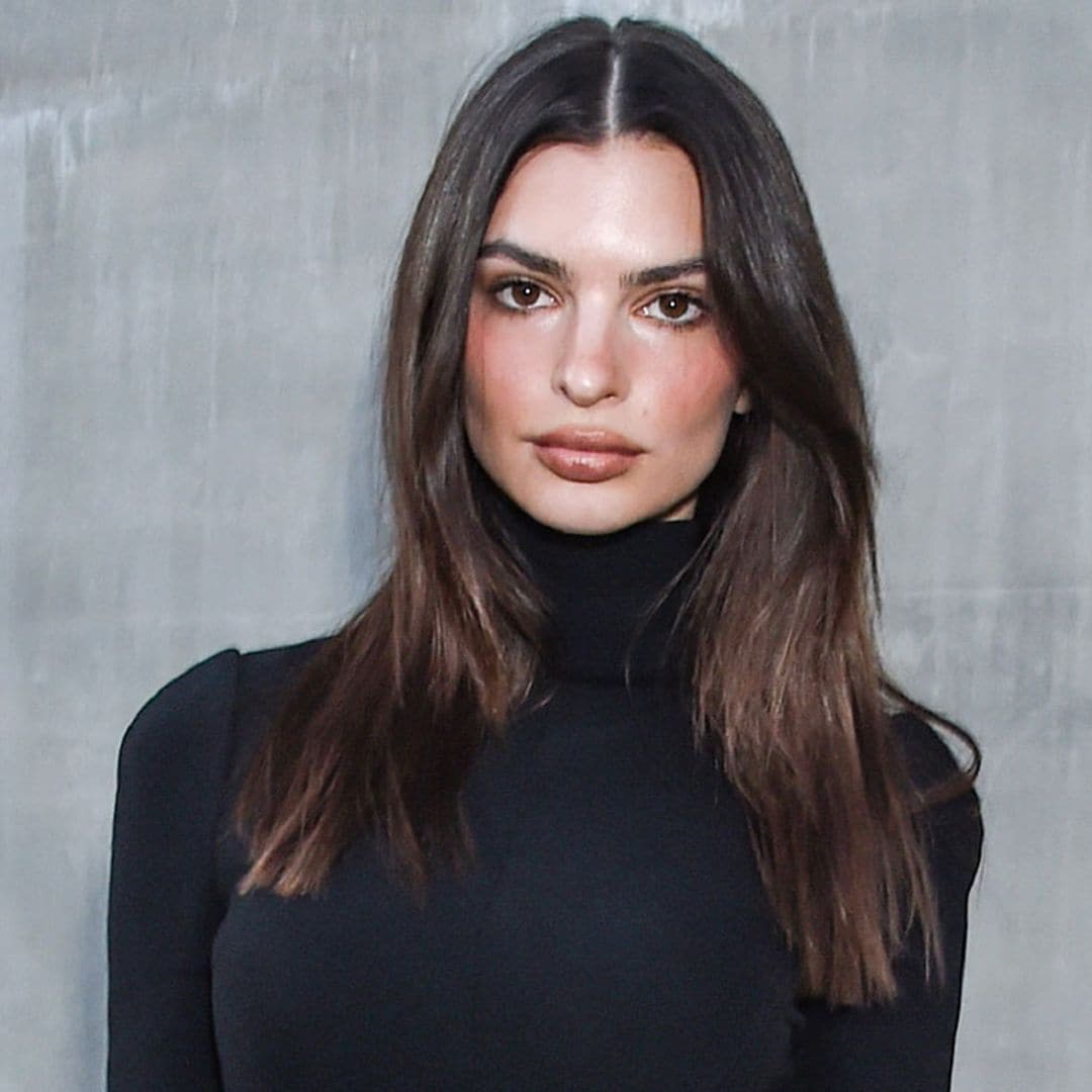 Se puede ser la más original de la fiesta con un vestido negro y Emily Ratajkowski lo ha demostrado