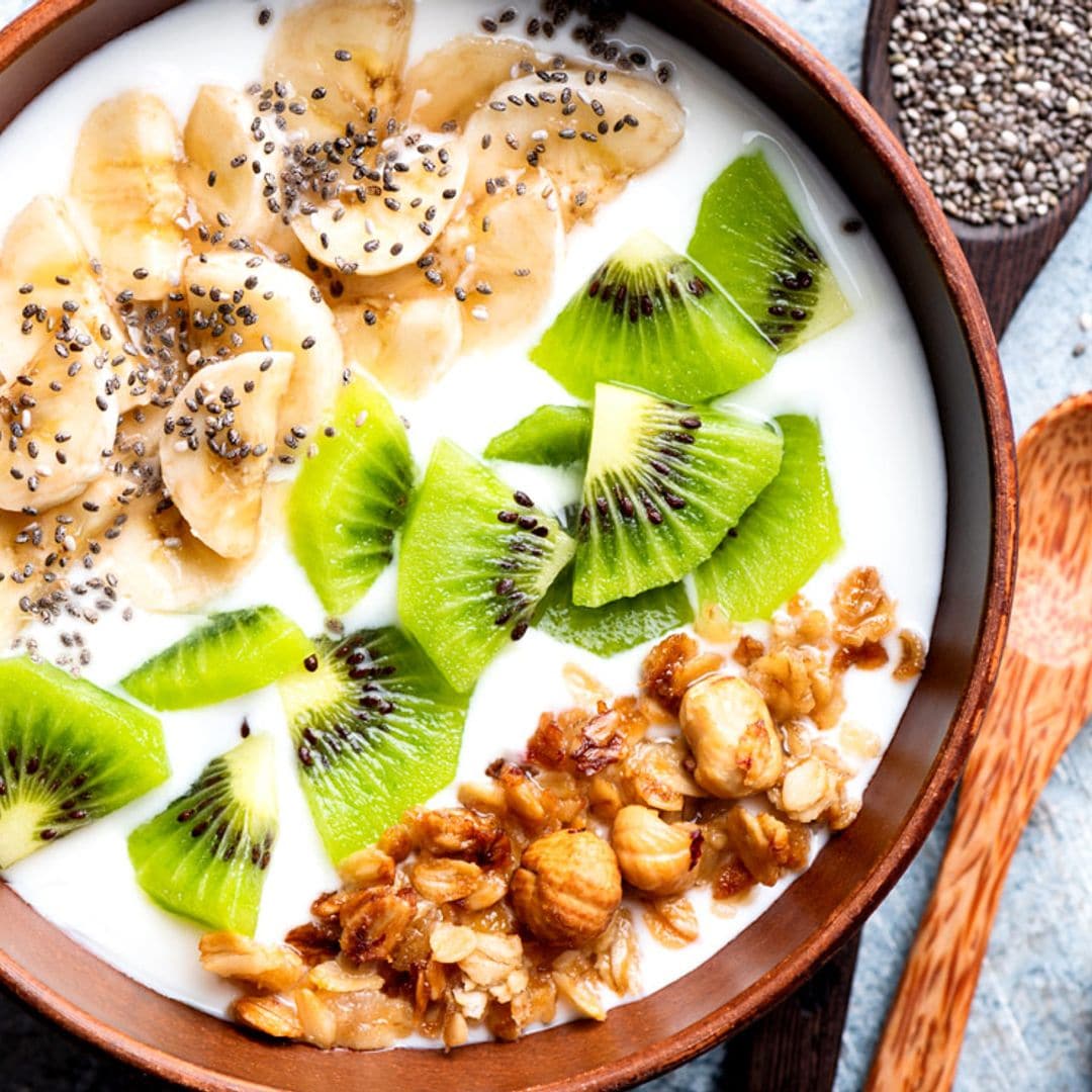 'Bowl' de kéfir con kiwi, plátano y semillas de chía