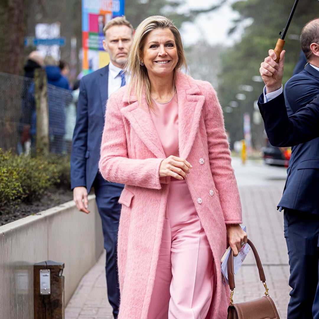 Máxima de Países Bajos y su look más romántico en rosa empolvado: abrigo largo, blusa ‘cut out’ y botines 'track'