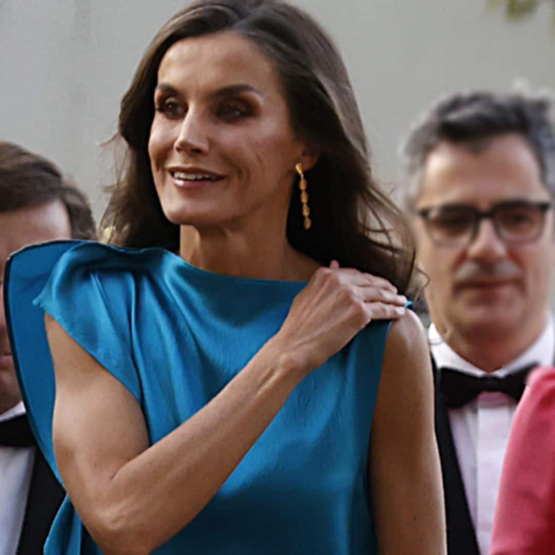 La reina Letizia brilla con un 'total look' de marca España (y rebajado) en su noche con el periodismo