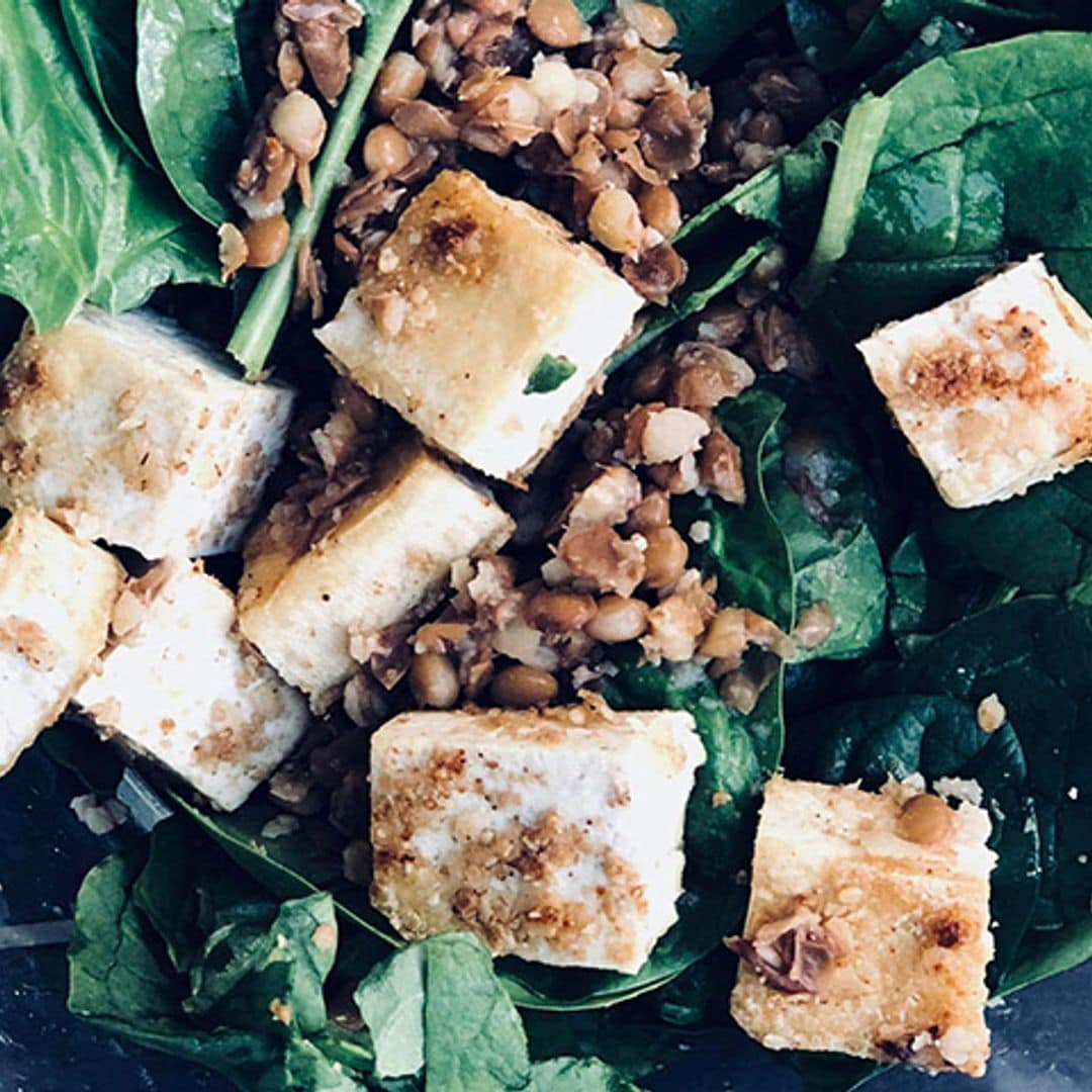 Ensalada de espinacas, tofu y lentejas