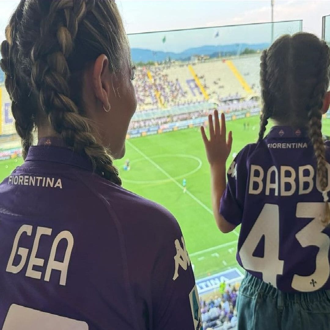 Edurne y Yanay se estrenan en el campo de la Fiorentina con looks a juego y animando a ‘papá’