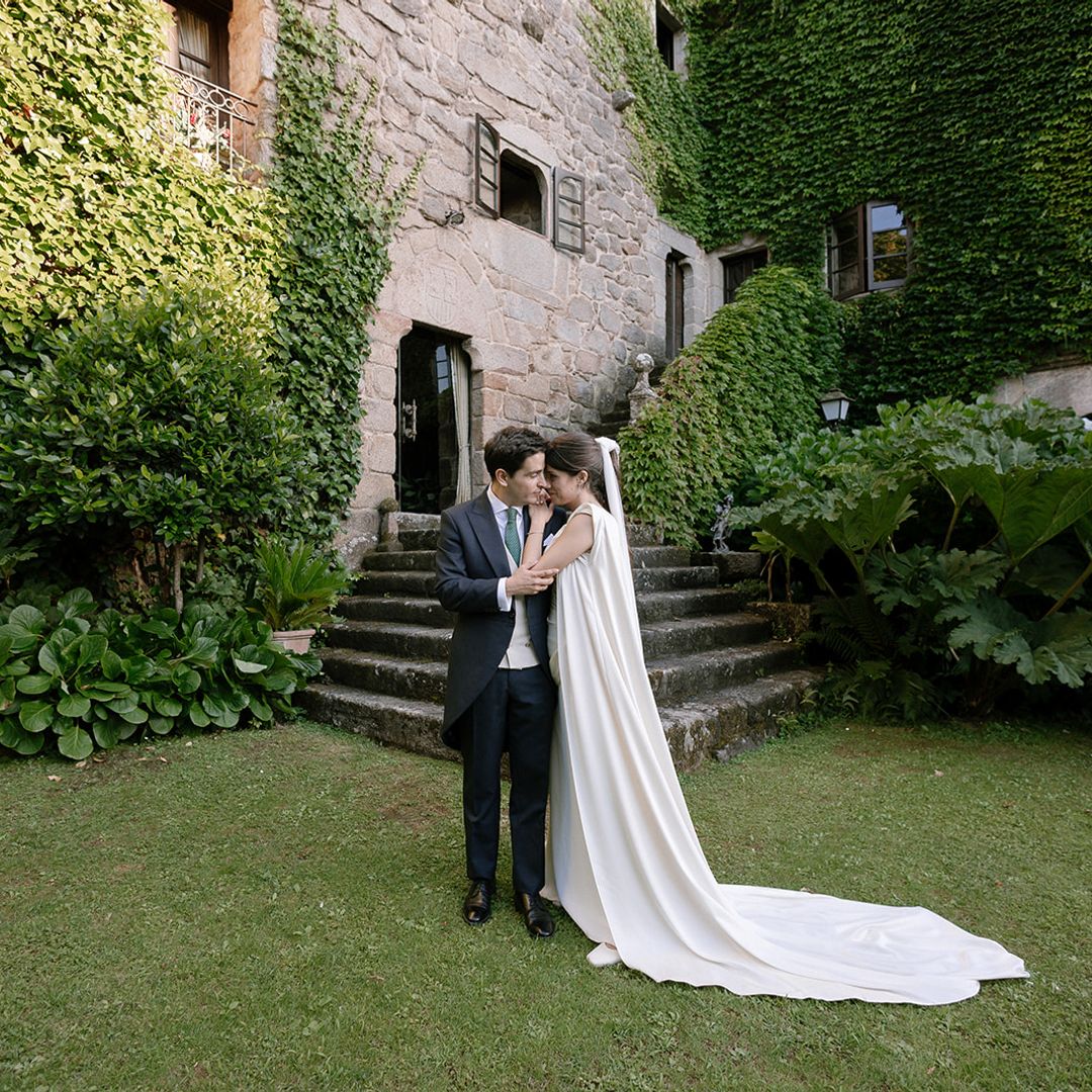 Lucía, la novia que eligió un vestido desmontable con chaleco y zapatos planos para su boda en un pazo de Galicia