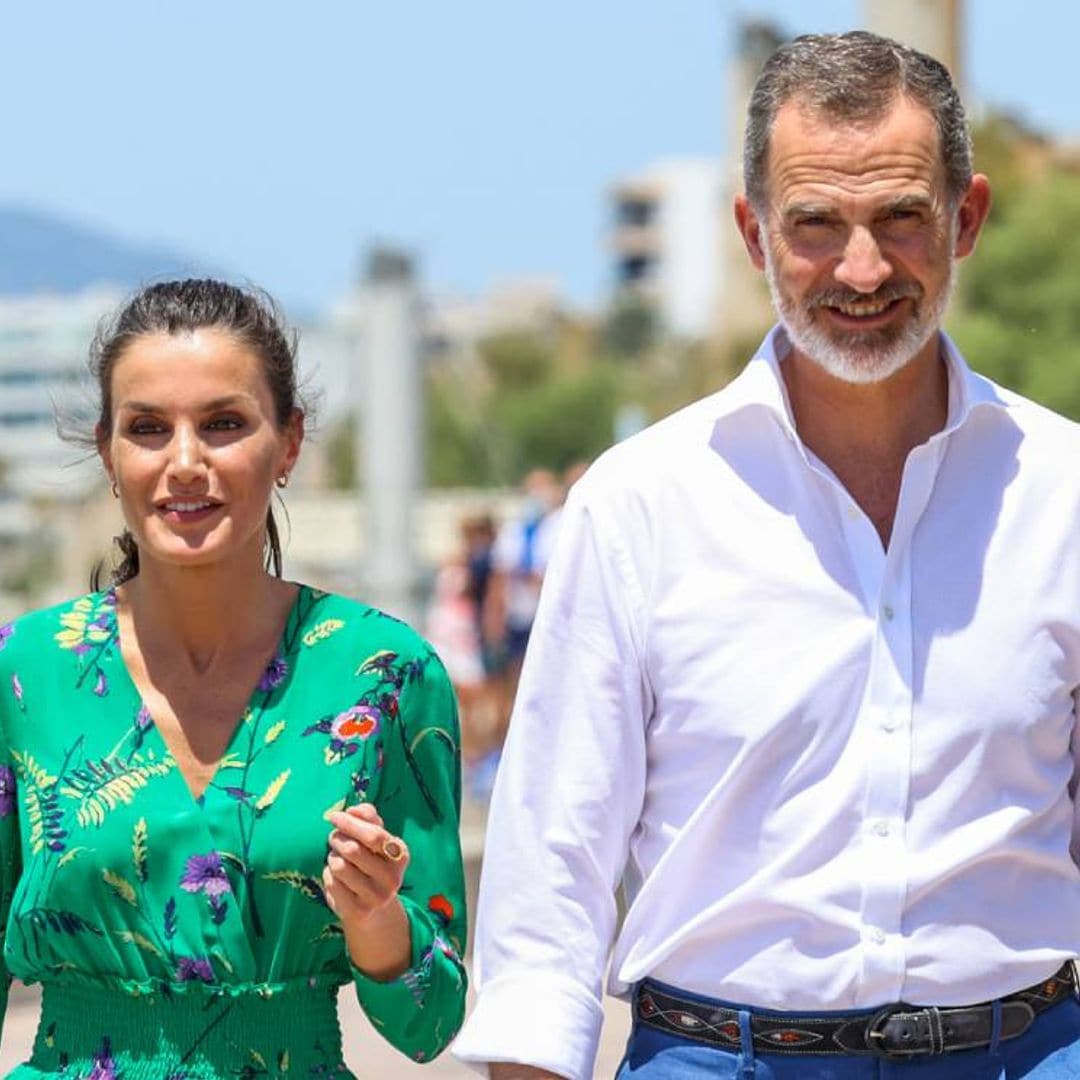 ¡Welcome to Spain! Los reyes Felipe y Letizia dan la bienvenida a unos turistas alemanes en Mallorca