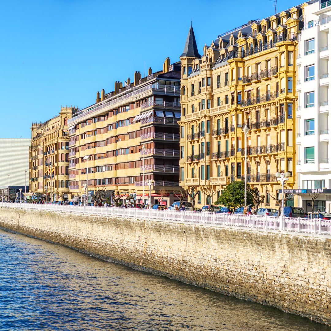 Paseo Ramón Maria Lili a lo largo del río Urumea con el Kursaal al fondo