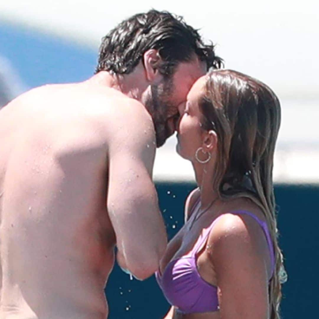 Alejandra Onieva y Sebastian Stan, besos en alta mar