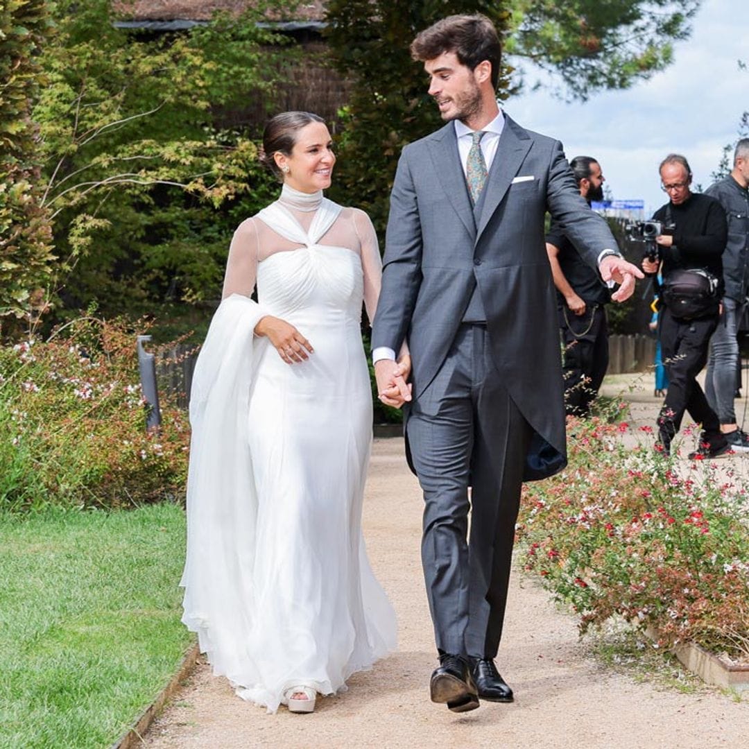 Al detalle, los dos looks de novia de Marta Pombo: un vestido 'suspiro' y un diseño de flores de cristal