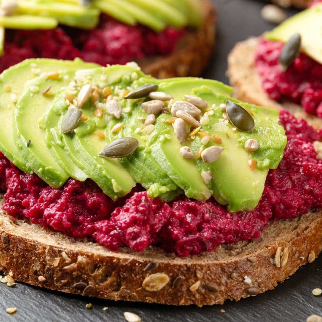 Tostada de 'hummus' de remolacha y aguacate