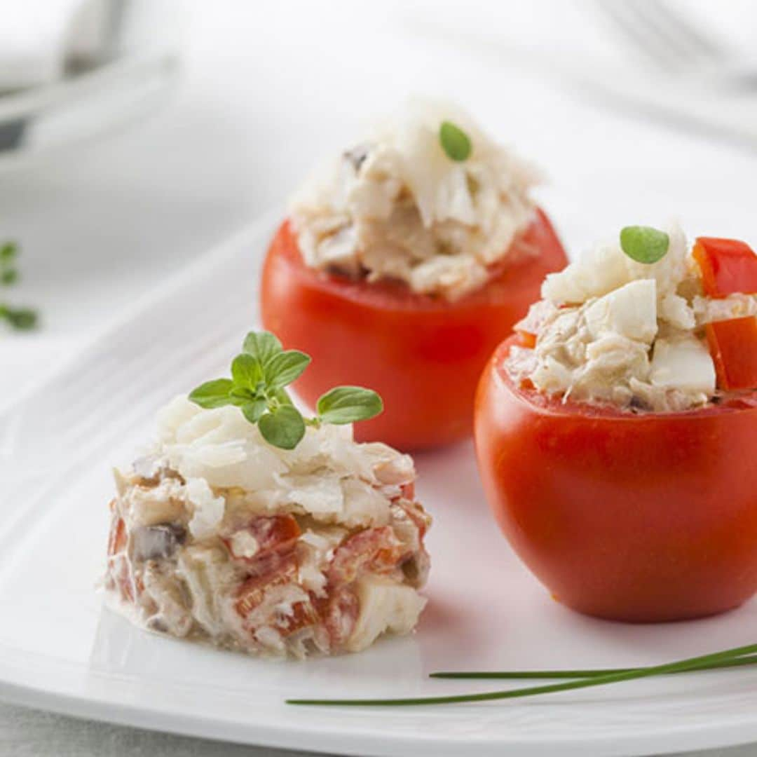 Tomatitos rellenos de ensaladilla de bacalao