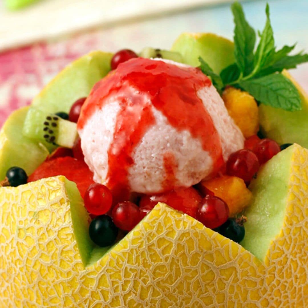 Melón relleno de frutas y helado