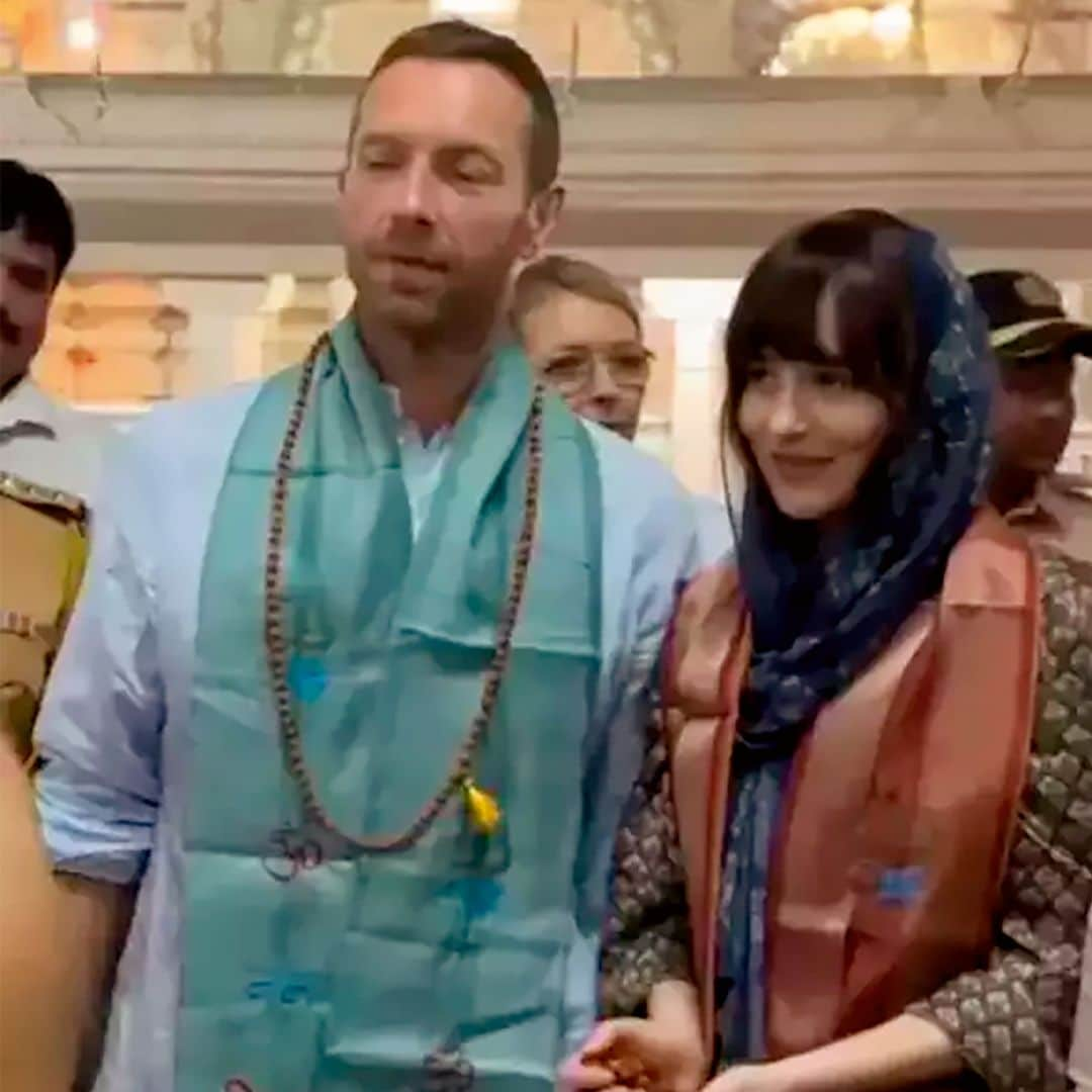 Dakota Johnson y Chris Martin en un templo de Mumbai