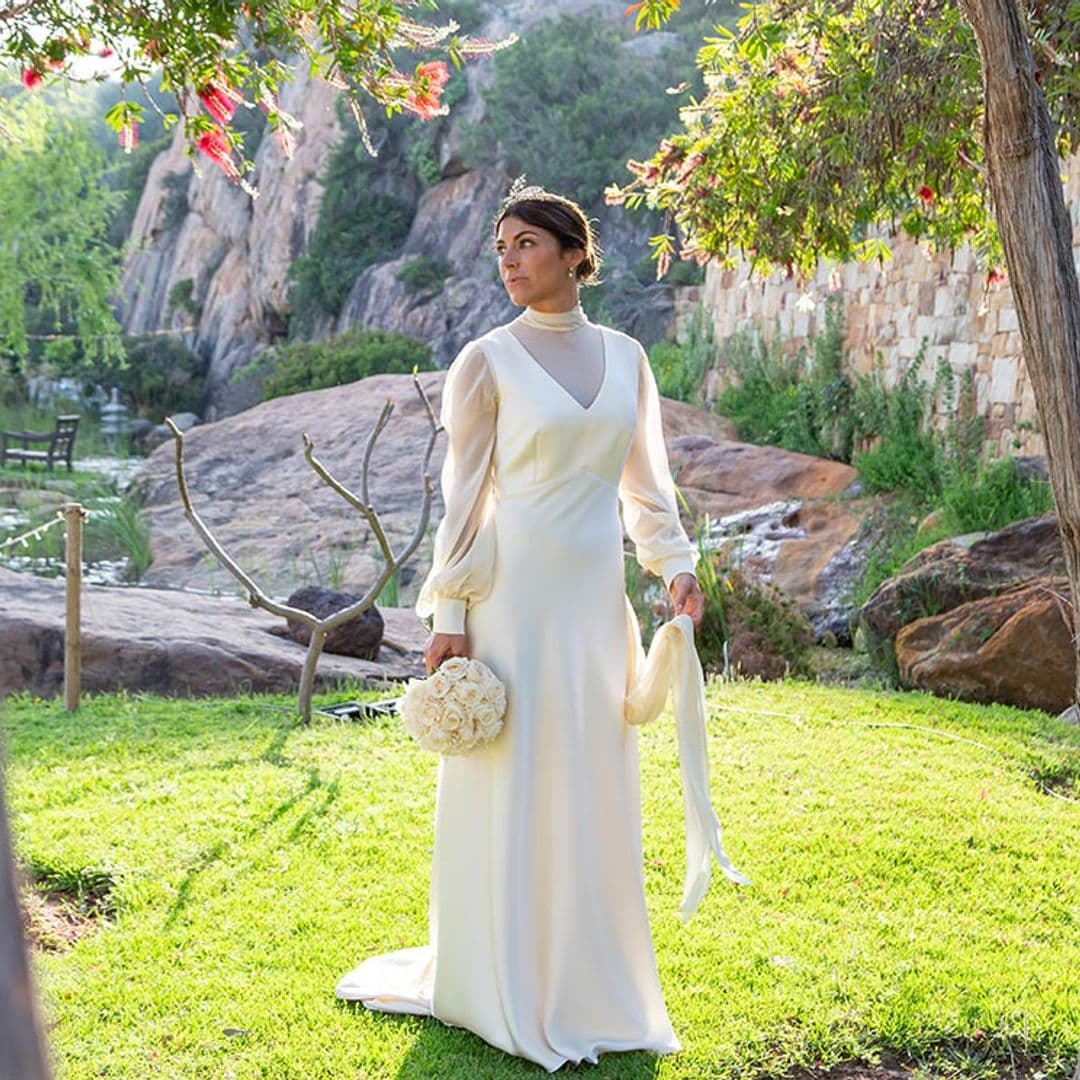 La boda de Blanca en Tarifa, la novia del look lencero y la tiara familiar