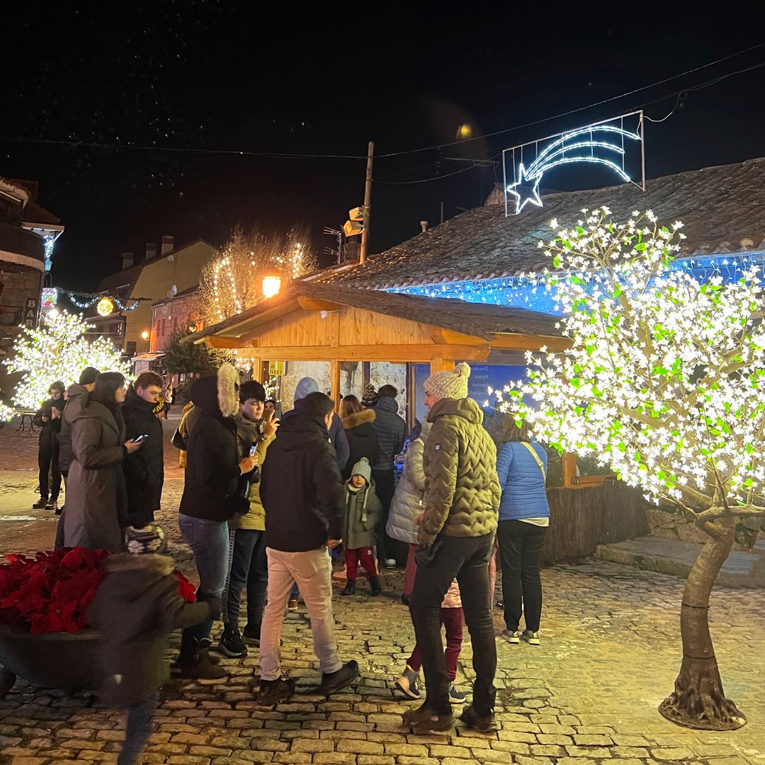 Luces de Navidad en el pueblo madrileño de Navacerrada, en plena sierra de Madrid