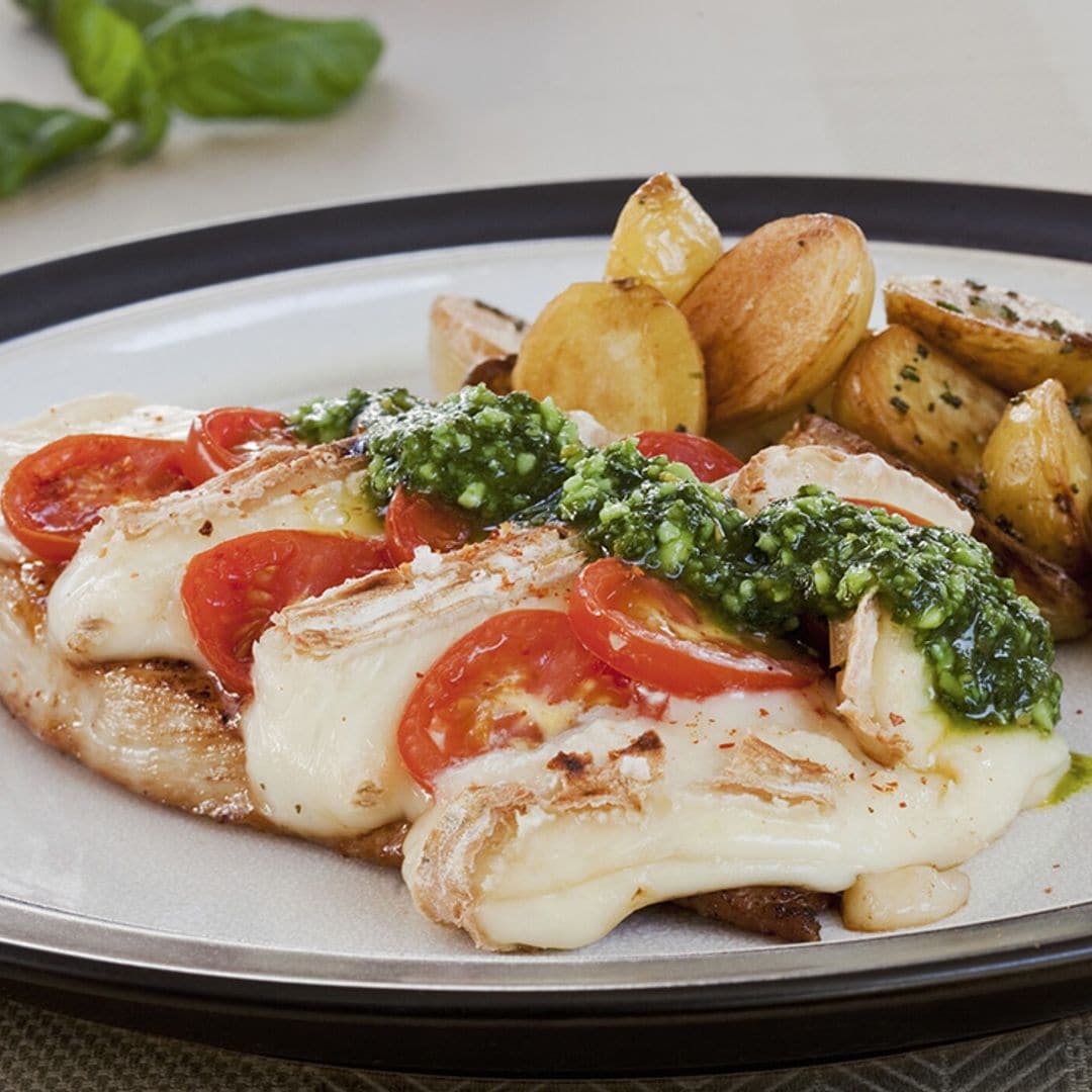 Pechuga de pavo con queso, tomate y pesto