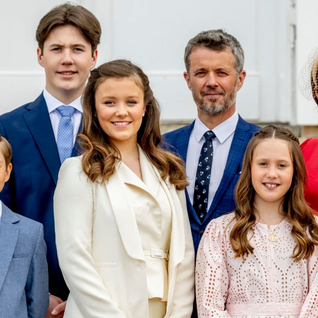 Federico y Mary de Dinamarca muestran sus imágenes más familiares poniendo el árbol de Navidad con sus hijos