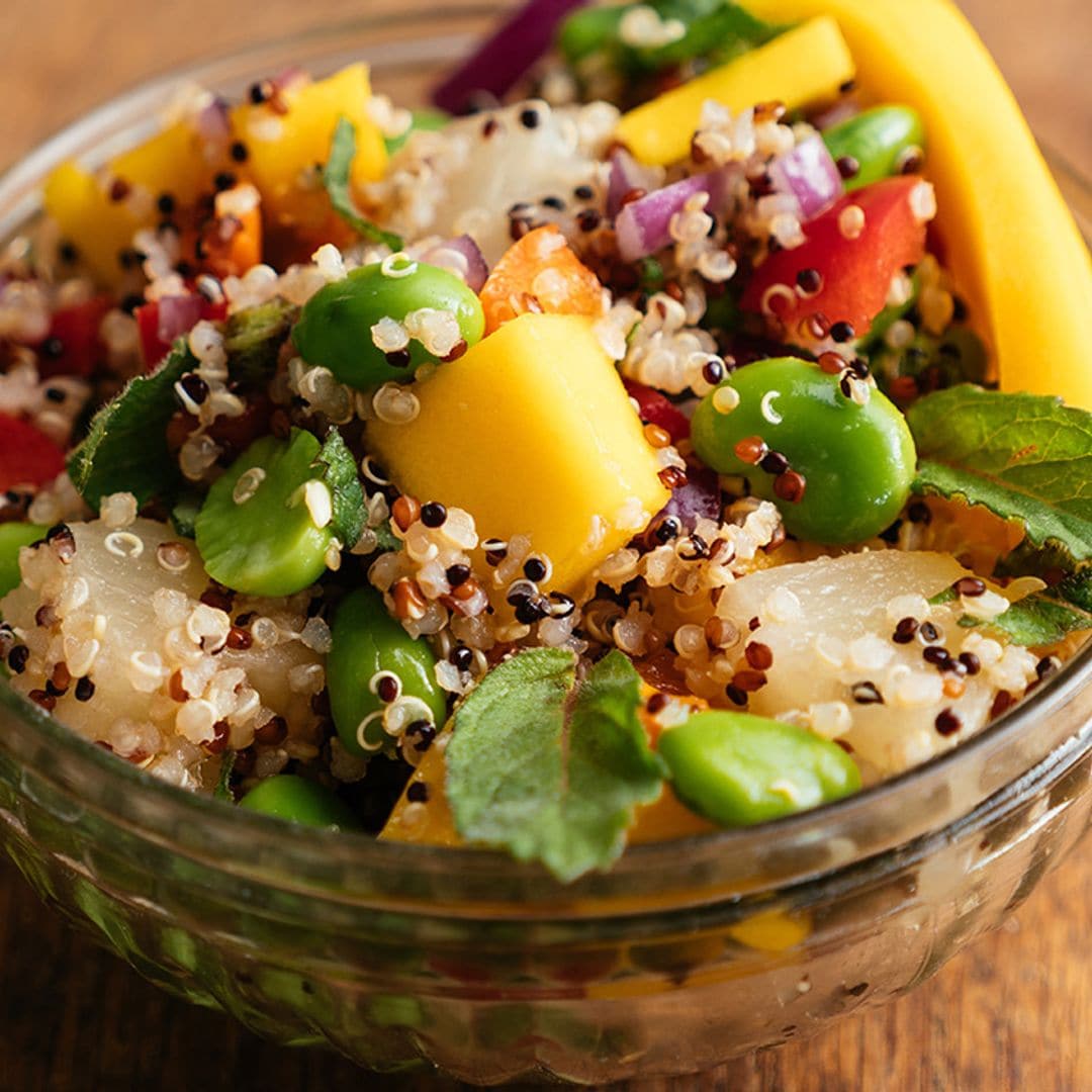 Ensalada tropical con quinoa y habas