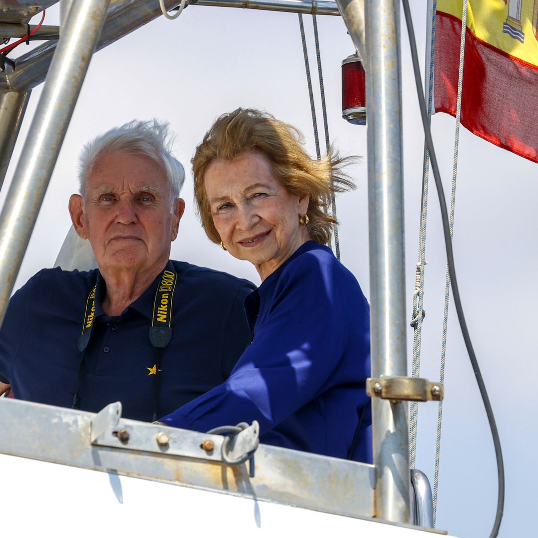 La reina Sofía sorprende en alta mar para ver competir y animar a su hijo en las regatas
