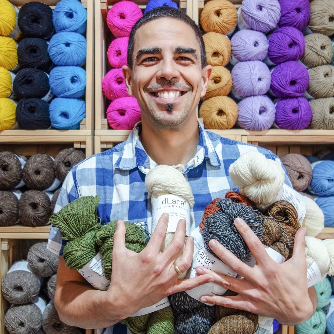 Javier Benito, propietario de la tienda Dlana en San Lorenzo de El Escorial, Madrid