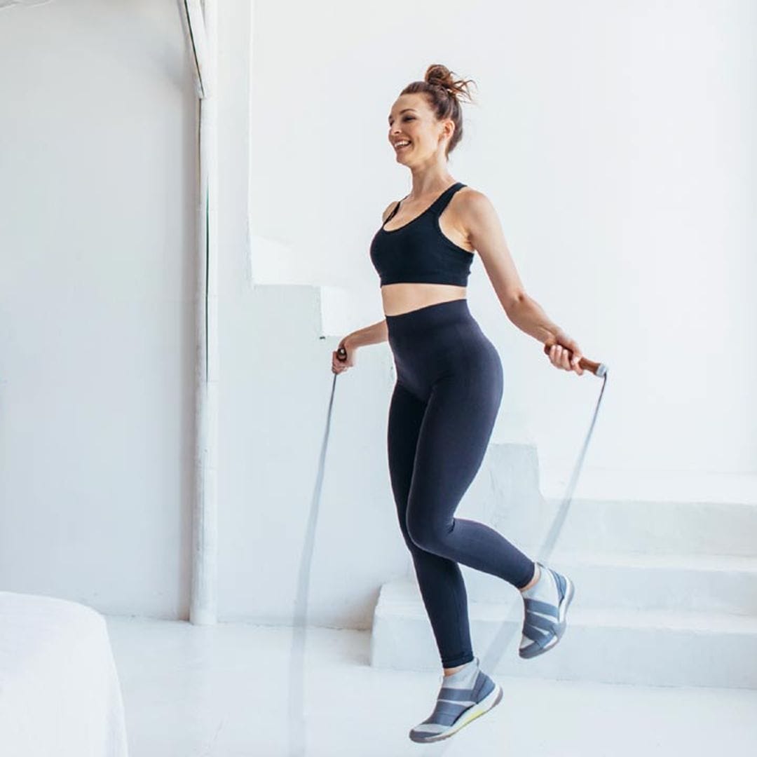 Ponte en forma en casa con este entrenamiento de 6 ejercicios aeróbicos