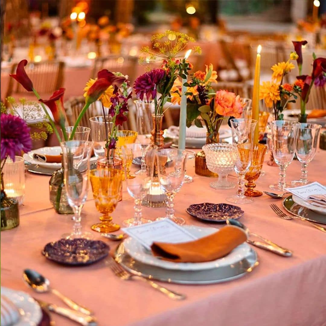 Las mesas de boda más bonitas tienen flores pequeñas