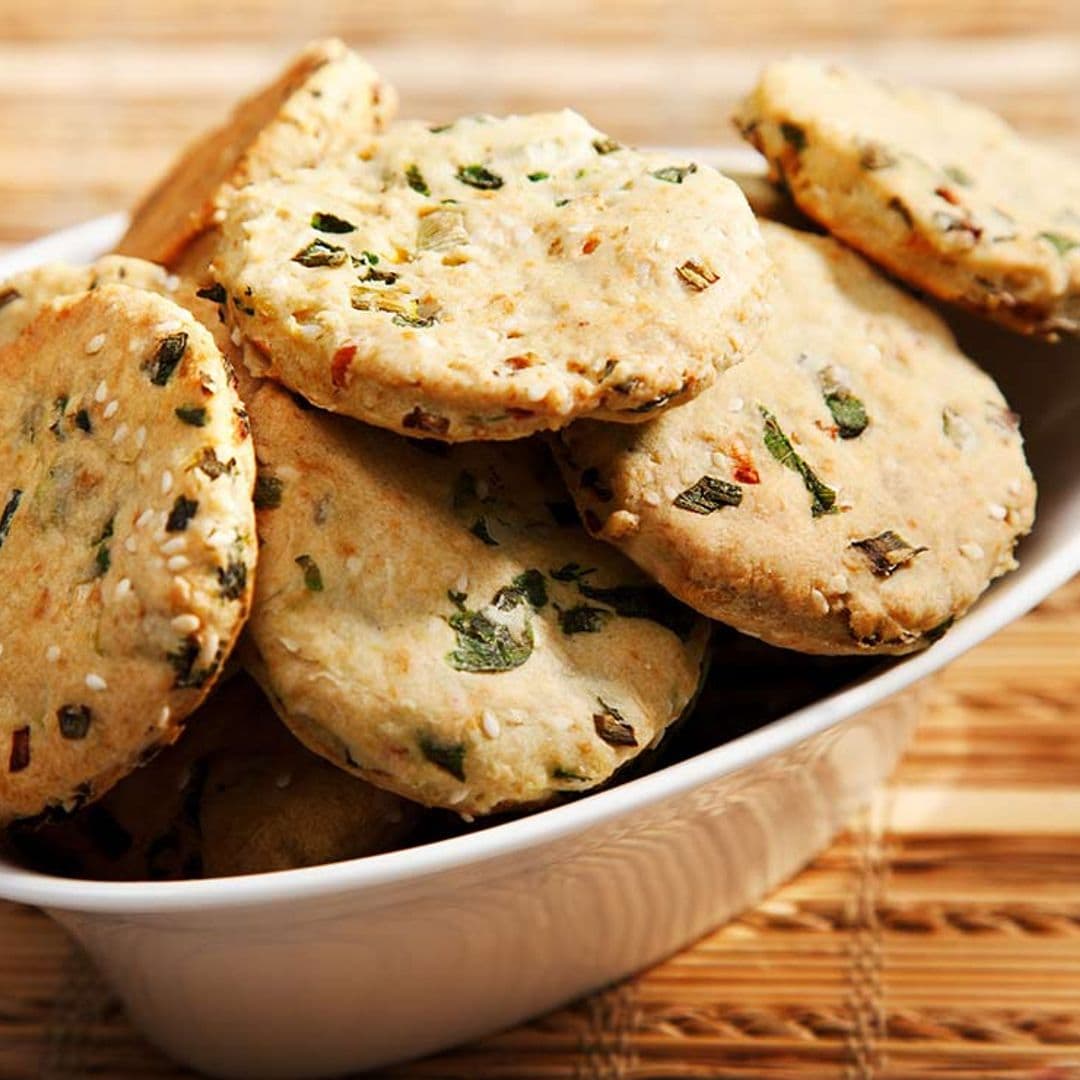 Galletas de cebolla y albahaca