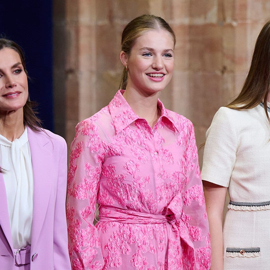 El abrigo estampado 'made in Spain' que la reina Letizia comparte con sus dos hijas vuelve a ser viral