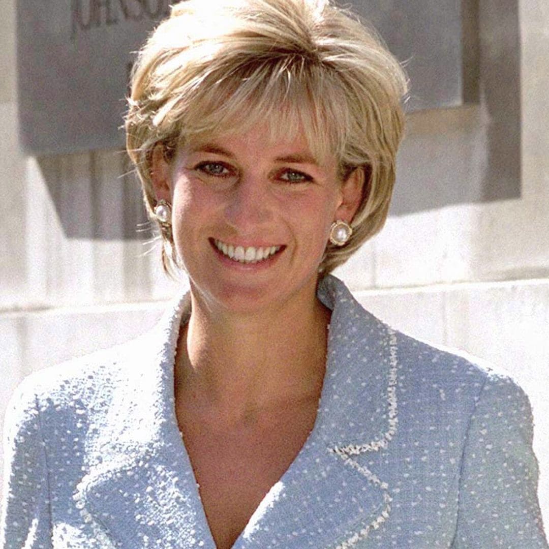 Develan estatua de la princesa Diana en el que hubiera sido su cumpleaños 60