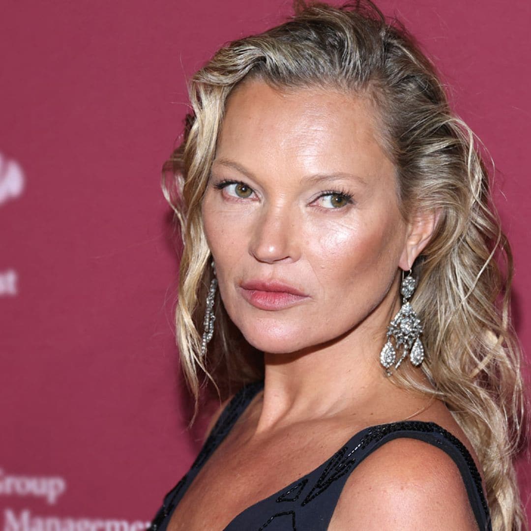 Kate Moss nos propone el peinado con rizos que favorece a las melenas lisas