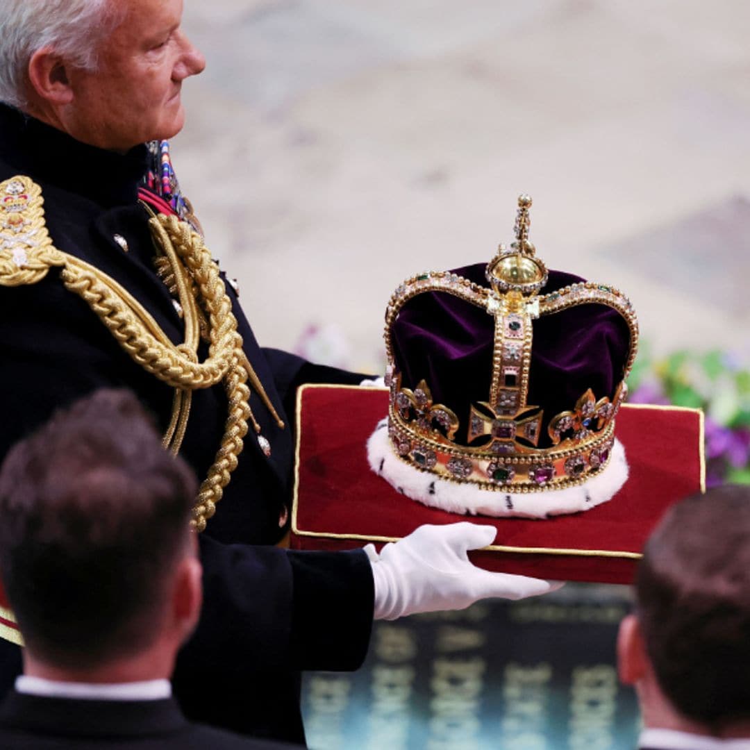 Dos kilos de corona en la cabeza de Carlos III, 600 gramos en la de la reina Camilla... los objetos y símbolos que se han usado en la coronación