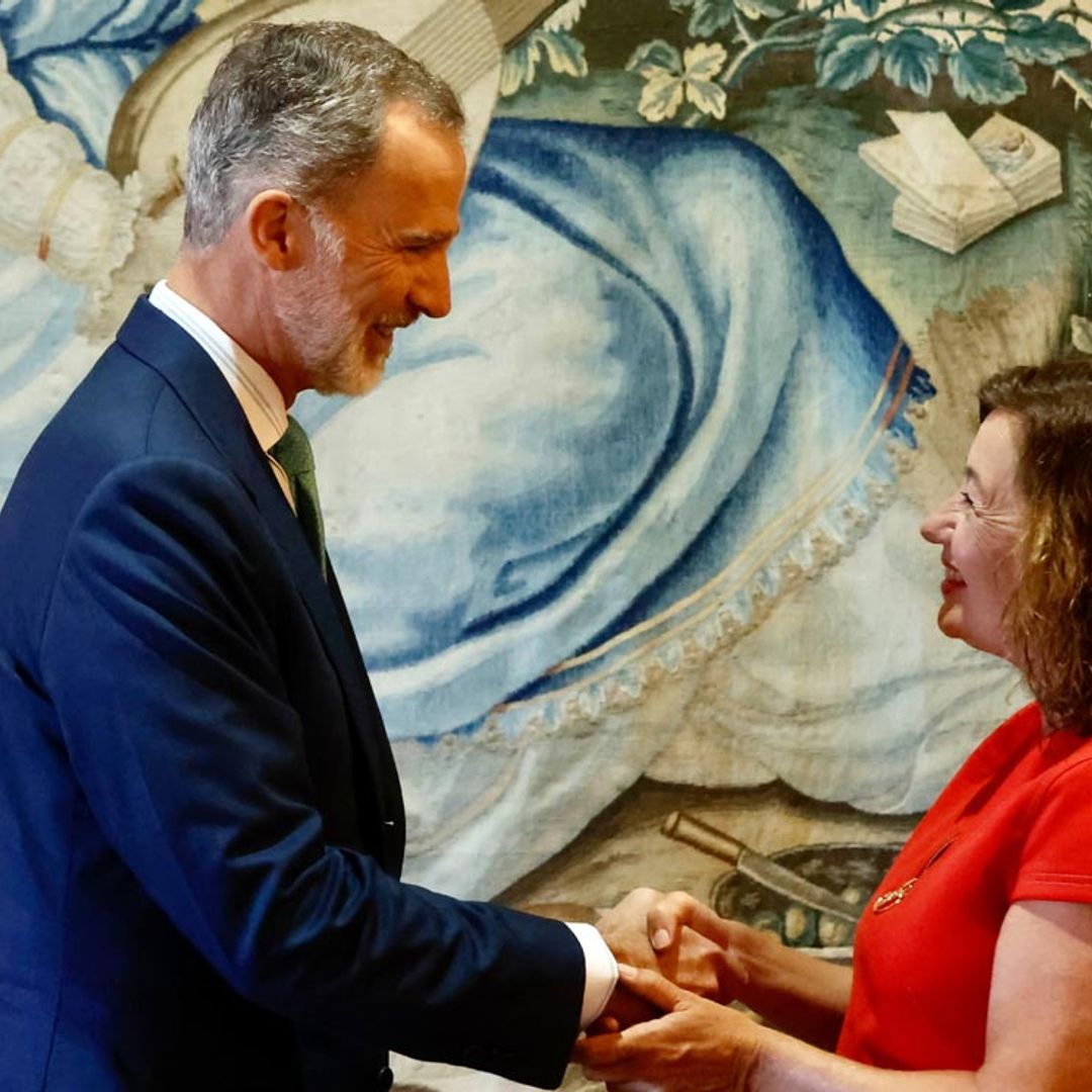 El rey Felipe se reúne con las autoridades en Mallorca mientras espera la llegada de la reina Letizia y sus hijas