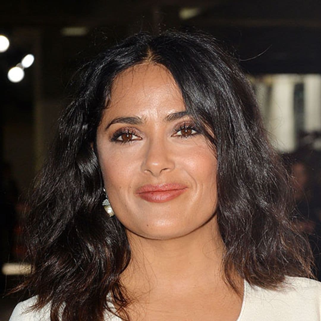 Salma Hayek triunfa en las redes con un bikini del color de moda