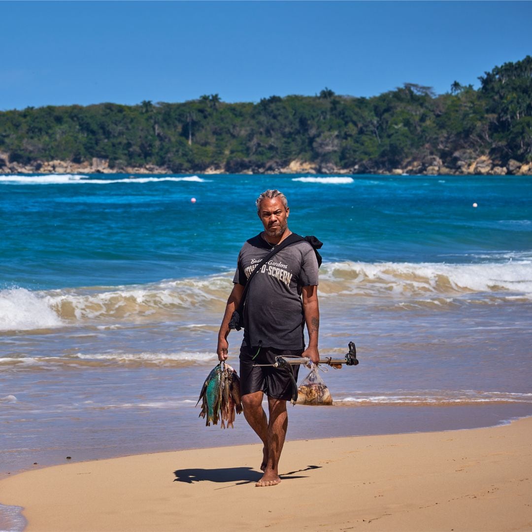 Pescador en Playa Preciosa, en la zona de Río San Juan, República Dominicana