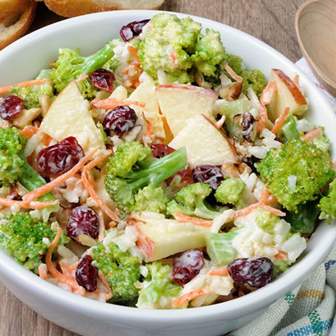 Ensalada de manzana con arroz y brócoli y aliño de yogur