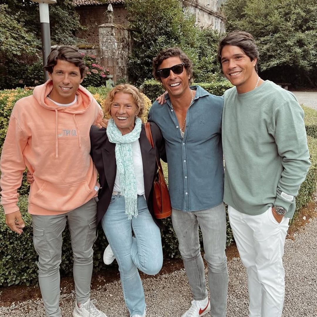 Pablo Castellano con su madre y sus hermanos