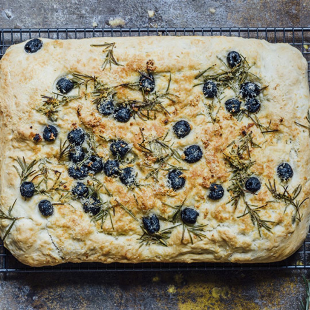 'Focaccia' de queso, aceitunas negras y romero