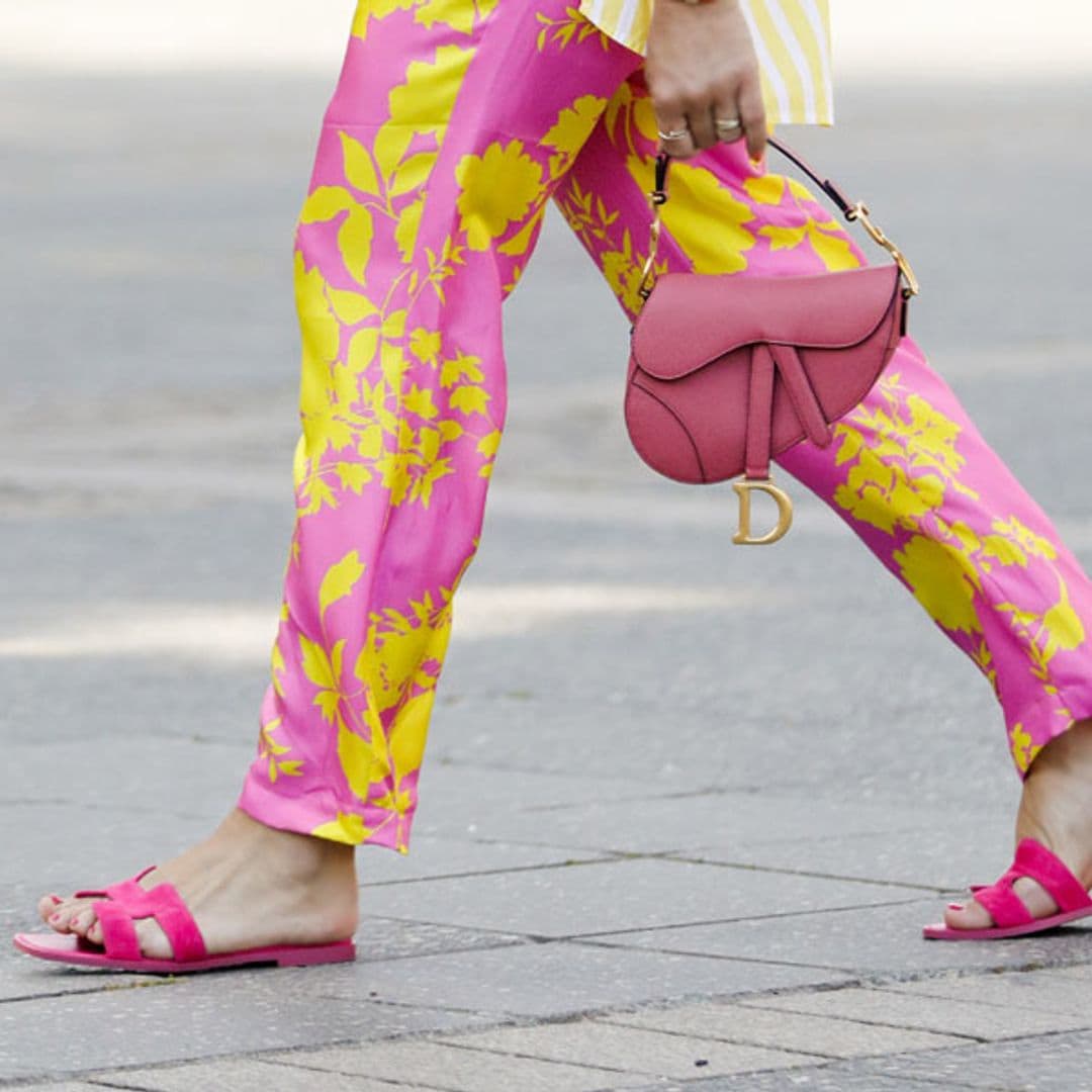 Confirmado: las sandalias pala son las que mejor quedan con bermudas, vestidos 'midi' o pantalón