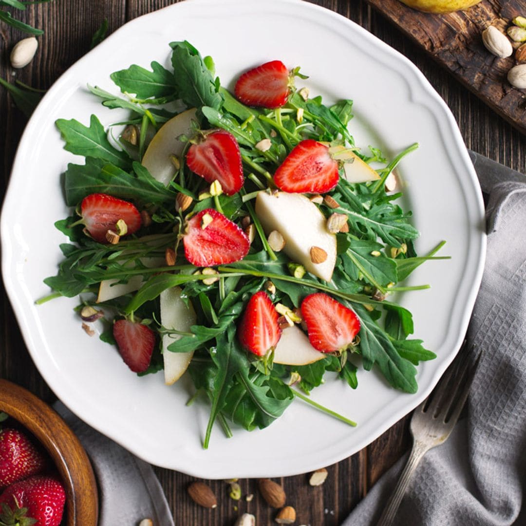 Ensalada de rúcula y fresas con frutos secos